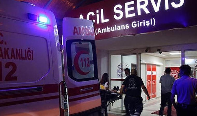 Mersin'de otomobil bariyerlere çarptı: 4 kişi yaralandı