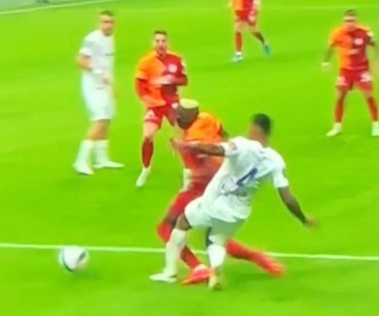 Galatasaray - Eyüpspor maçında penaltı ve kırmızı kart tartışması Muslera çok sinirlendi, hakemin yanına koştu ve...