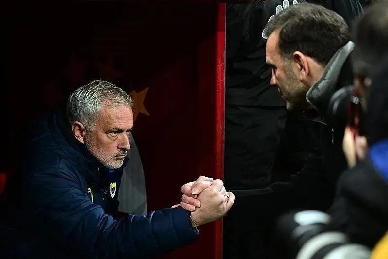 Galatasaray Teknik Direktörü Okan Buruk ve Fenerbahçe Teknik Direktörü Jose Mourinho (AA)