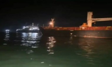 İstanbul'da yük gemisi karaya oturdu İstanbul'da yük gemisi karaya oturdu
