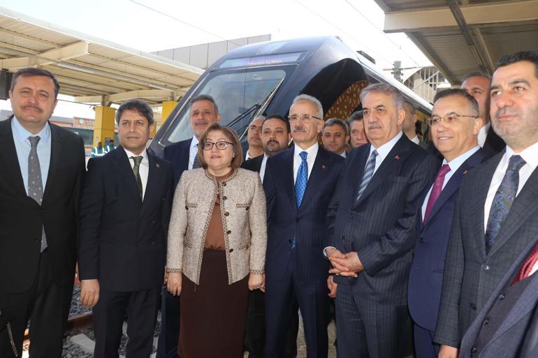 Bakan Uraloğlu: Milli banliyö tren setimizi raylara çıkardık