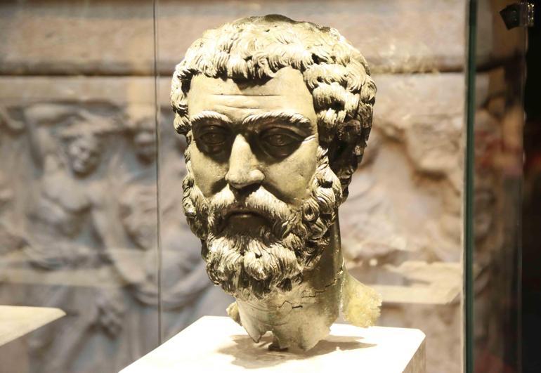 İmparator Septimius Severus heykeli, başına kavuştu