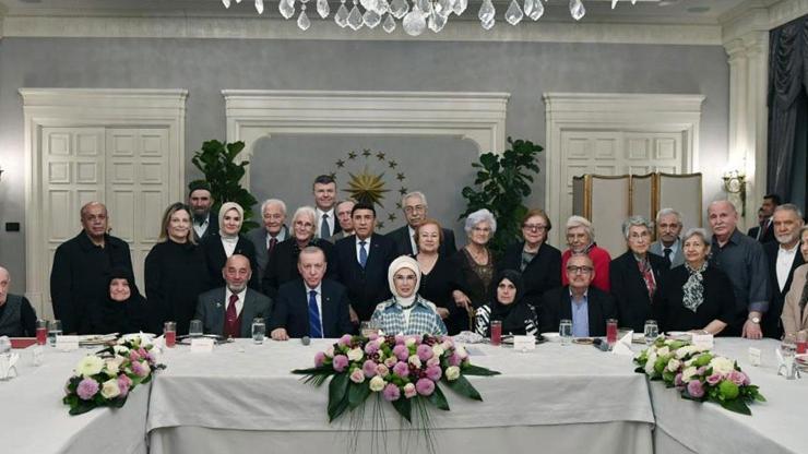 Erdoğandan, Emine Erdoğanın yaşlılarla iftarına sürpriz ziyaret