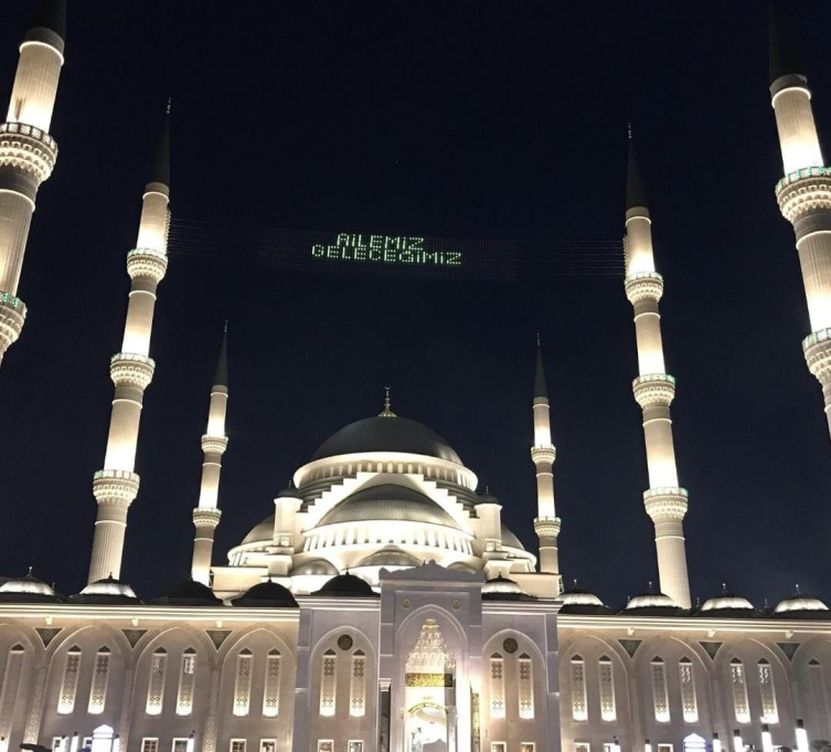 Ramazan mahyalarında "aile" vurgusu
