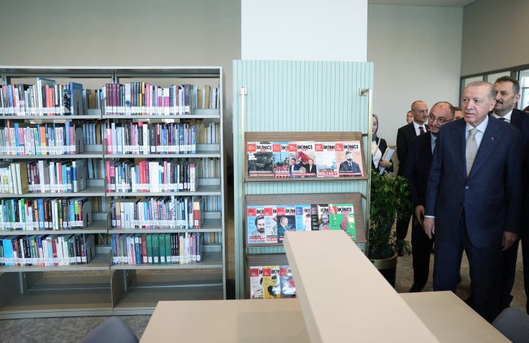 Cumhurbaşkanı Erdoğan AK Kütüphane'yi ziyaret etti