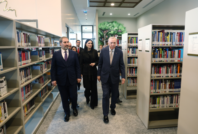 Cumhurbaşkanı Erdoğan AK Kütüphane'yi ziyaret etti
