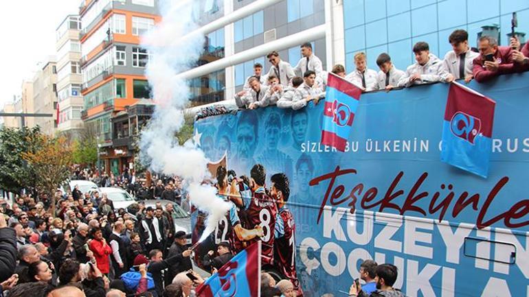 Trabzonspor U19 takımı, Avrupa ikinciliğini taraftarıyla kutladı