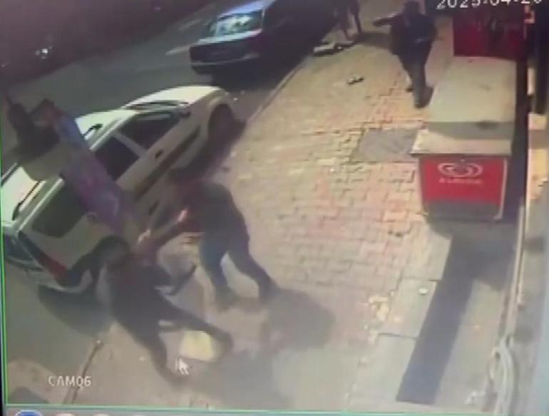 İstanbulda korkunç olay Husumetlisine ateş etti; yoldan geçeni öldürdü