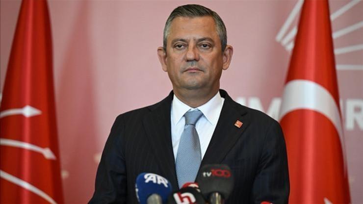 SON DAKİKA | CHP lideri Özgür Özele AKM çıkışında yumruklu saldırı