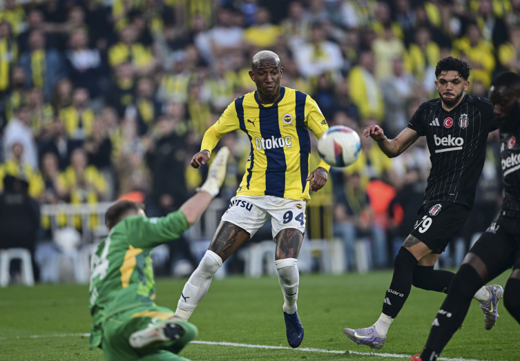 Derbide lazer tutan taraftar gözaltına alındı