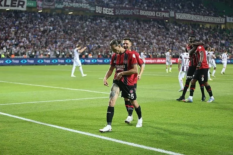   Karagümrüklü oyuncu Atakan Rıdvan Çankaya (35) ve takım arkadaşları gol sevinci yaşadı. (AA)