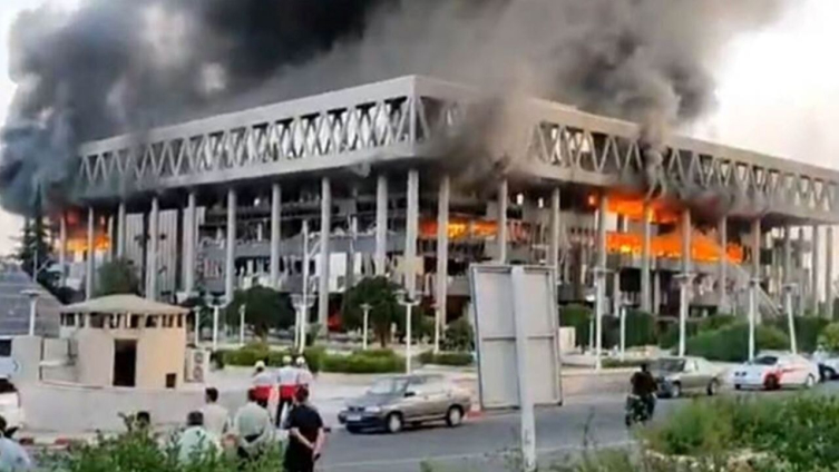 İsrail'in saldırılarına hedef olan yerlerden biri de İran Devlet Televizyonu binasıydı.