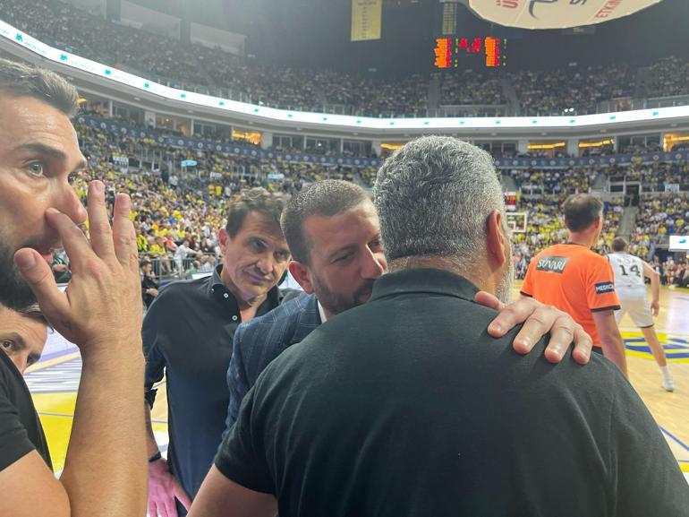 Fenerbahçe Beko - Beşiktaş Fibabanka finaline olaylı başlangıç: Tribünler gerildi, yöneticiler araya girdi