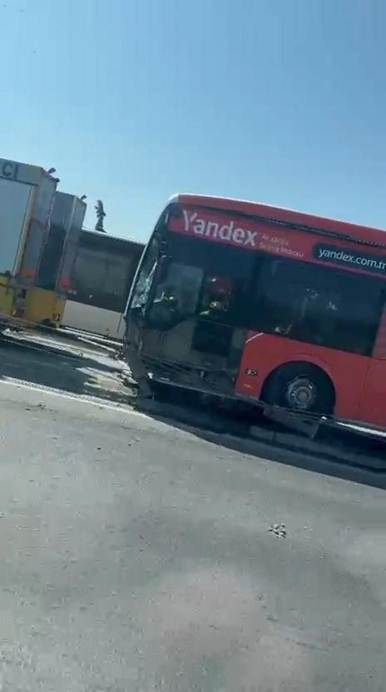 Haliçte metrobüs kazası: Çok sayıda ekip bölgeye sevk edildi
