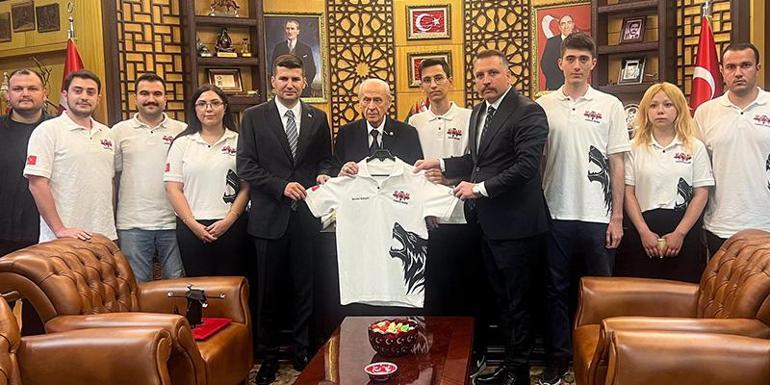 TÜRKHAN İHA Prototipi Devlet Bahçeliye takdim edildi