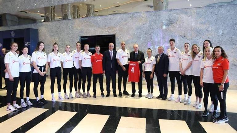 Cumhurbaşkanı Erdoğan, A Milli Kadın Voleybol Takımı ile bir araya geldi