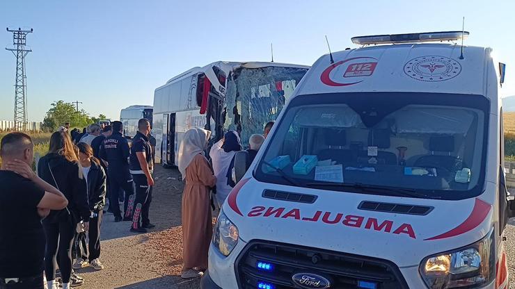 Yolcu otobüsü yem yüklü tıra çarptı: 9 yaralı