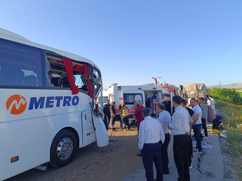 Afyonkarahisarda can pazarı: Yolcu otobüsü TIRa çarptı