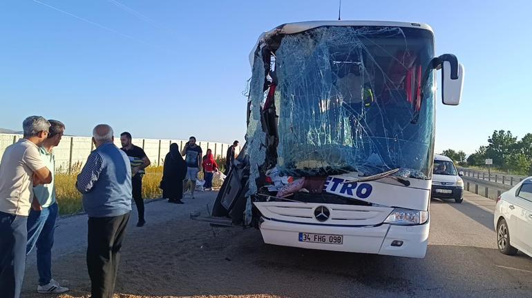 Afyonkarahisarda can pazarı: Yolcu otobüsü TIRa çarptı
