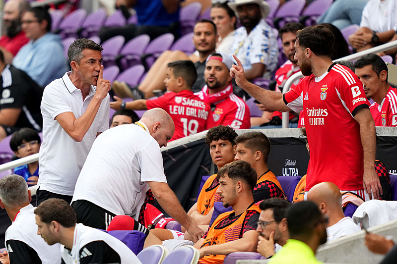 Orkun Kökçü Bruno Lage ile tartıştı (EPA)