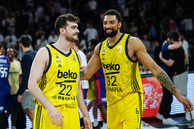 Hamza Mestoğlu ve Khem Xavier Birch (AA)