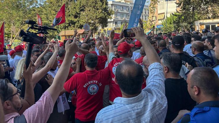 İzmir'de işten atılan işçiler Belediye Meclis Toplantısı'na girmek istedi İzmir'de işten atılan işçiler Belediye Meclis Toplantısı'na girmek istedi