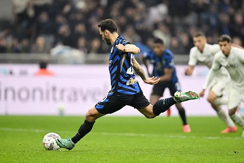 Hakan Çalhanoğlu penaltı kaçırdı. (REUTERS)