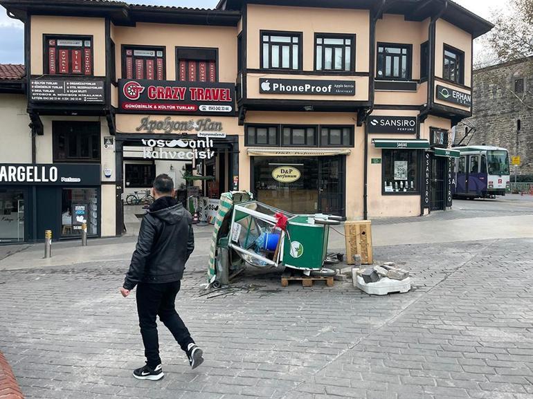 Fırtına Bursada adeta insanları uçurdu, kadınlar ve çocuklar zor anlar yaşadı | Video Haber