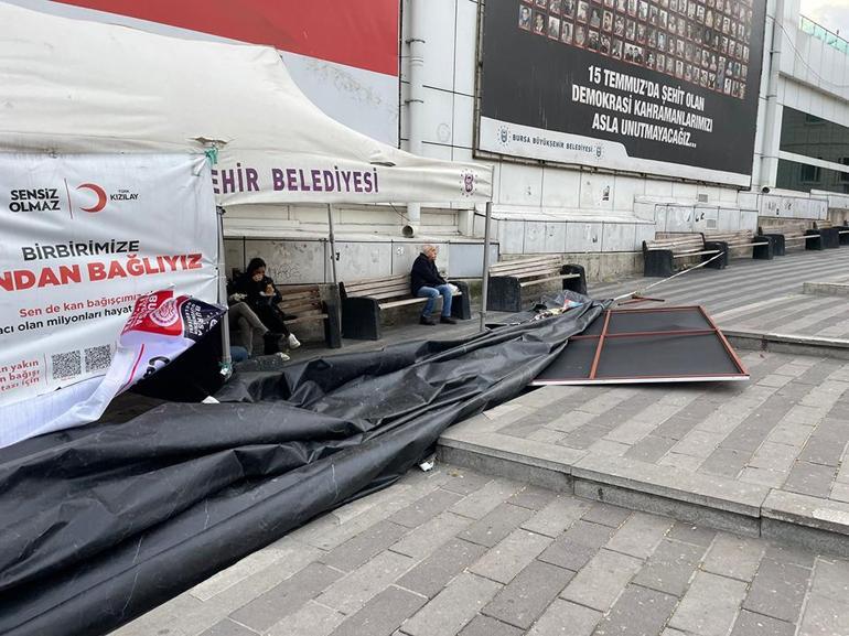 Fırtına Bursada adeta insanları uçurdu, kadınlar ve çocuklar zor anlar yaşadı | Video Haber