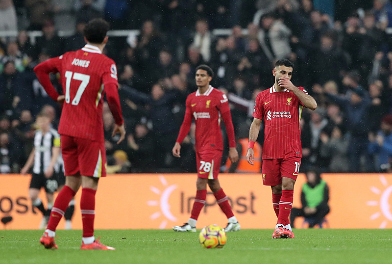 Liverpoollu oyuncular yedikleri gol sonrasında üzüntü yaşadı (REUTERS)