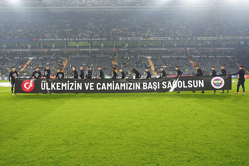 Fenerbahçe sahaya ʺTürkiye ve camiamızın başımız sağolsunʺ pankartıyla çıktı (AA)