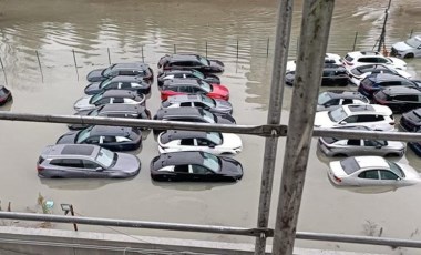 Sarıyer'de 'sağanak' etkisi: Otoparktaki sıfır araçlar su içinde kaldı