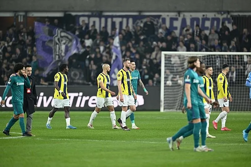 Karşlaşmanın başlamasının kısa bir süre ardından Anderlecht tribünlerinde yaşanan arbede sonrası oyun durduruldu. Hakemler ve oyuncular soyunma odasına gitti. (AA)