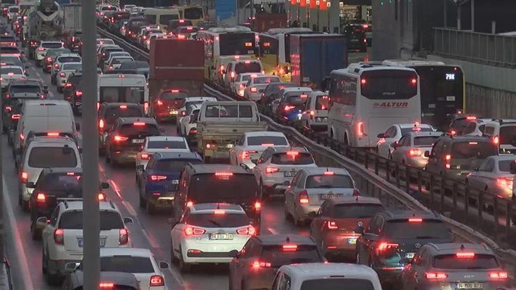 İstanbulda trafik yoğunluğu yüzde 80e ulaştı