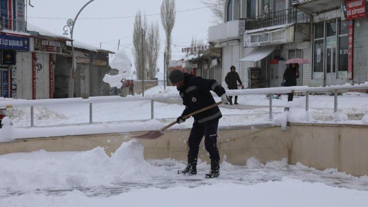 Vanda kar yağışı; 60 yerleşim yeri ulaşıma kapandı