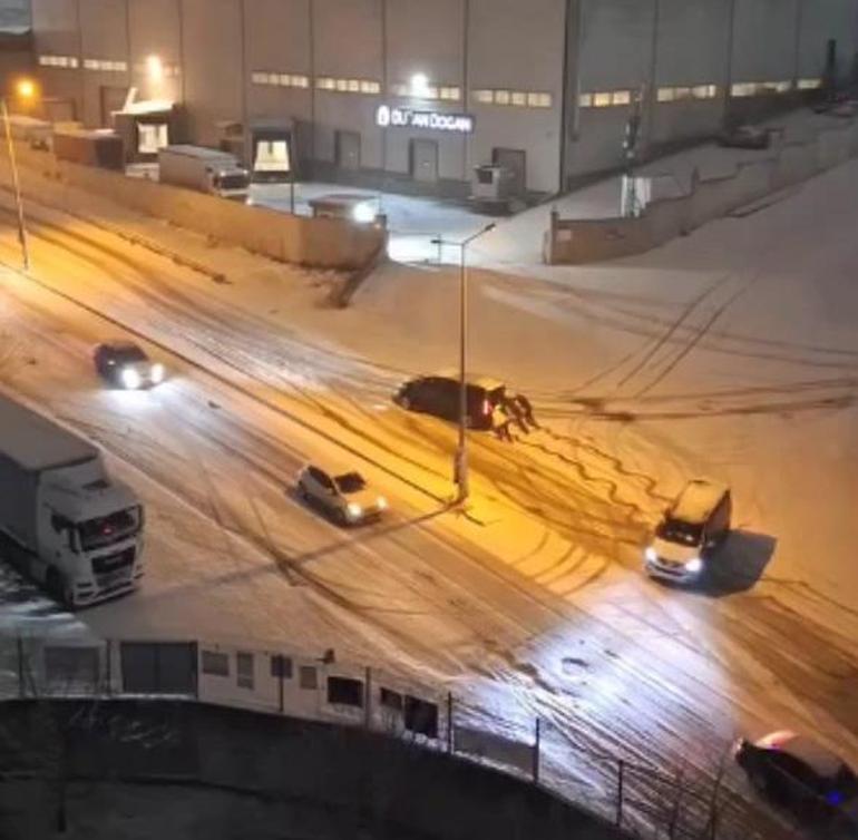 İstanbul trafiğine kar etkisi Sürücüler ilerlemekte güçlük çekti | Video Haber