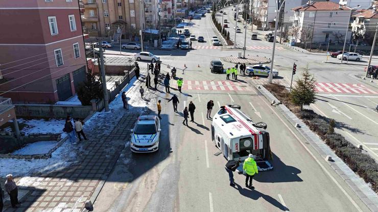 Karamanda ambulans ile otomobilin çarpıştığı kazada 5 kişi yaralandı