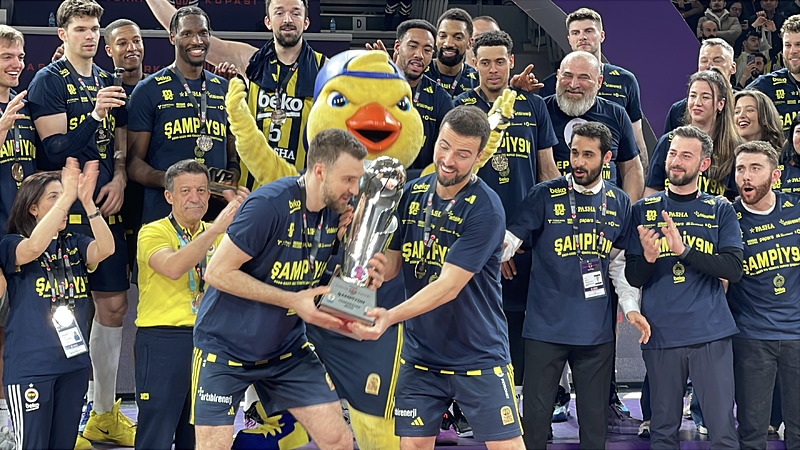 Fenerbahçe Türkiye Kupası'nı müzesine götürdü (DHA)